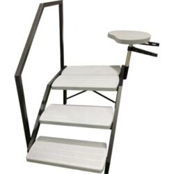 Trappa með handriði og borði